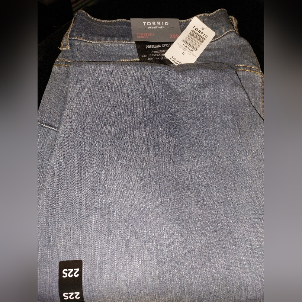 Torrid bombshell skinny 22